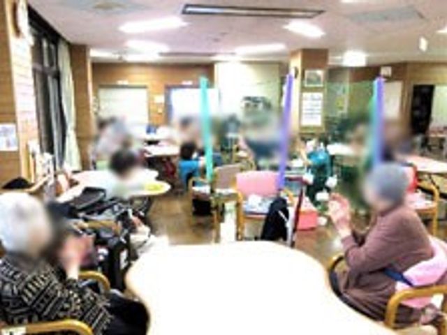 活動のある空間 ラウンジ 明るいラウンジでは、入居者同士の交流が活発で、ゆったりとした空間を楽しむことができます。