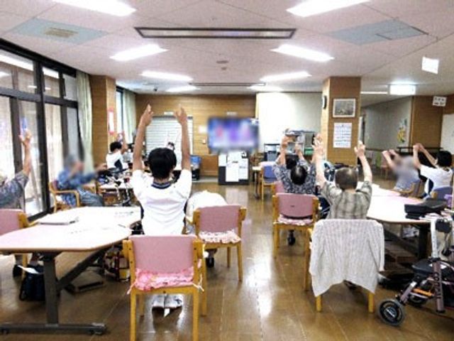 明るいラウンジ ラウンジ 自然光が差し込み、広々としたラウンジで、快適な環境が整っています。活動が行えるスペースです。