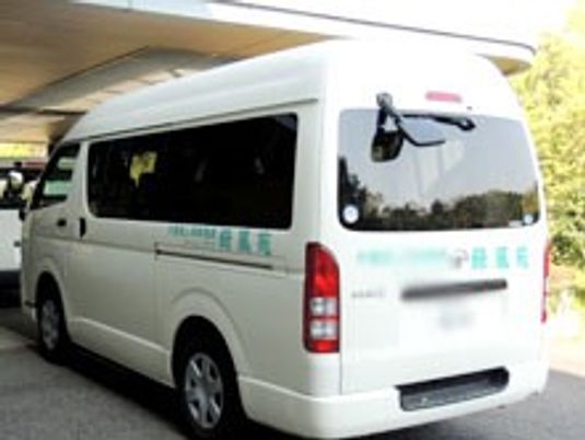 緑豊かな送迎車