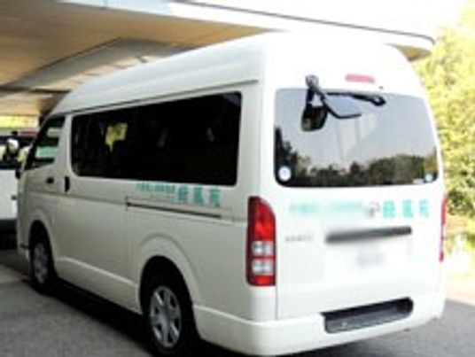 緑豊かな送迎車