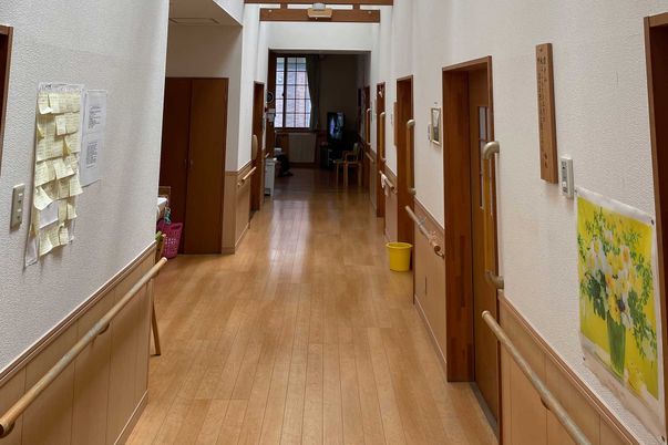 明るい廊下の様子