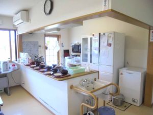 食堂の明るい配膳スペース  