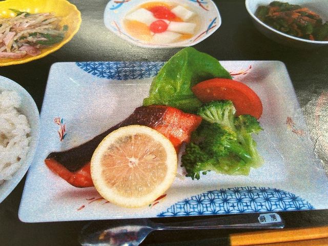色鮮やかな料理のプレート 料理 彩り豊かな食事が提供される環境です。このプレートは美味しそうに盛り付けられています。