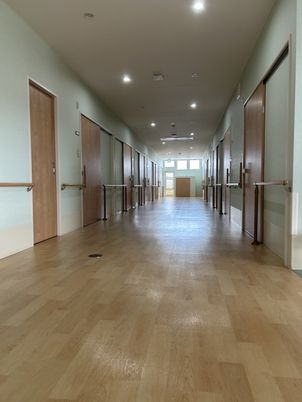 両側に扉がある廊下