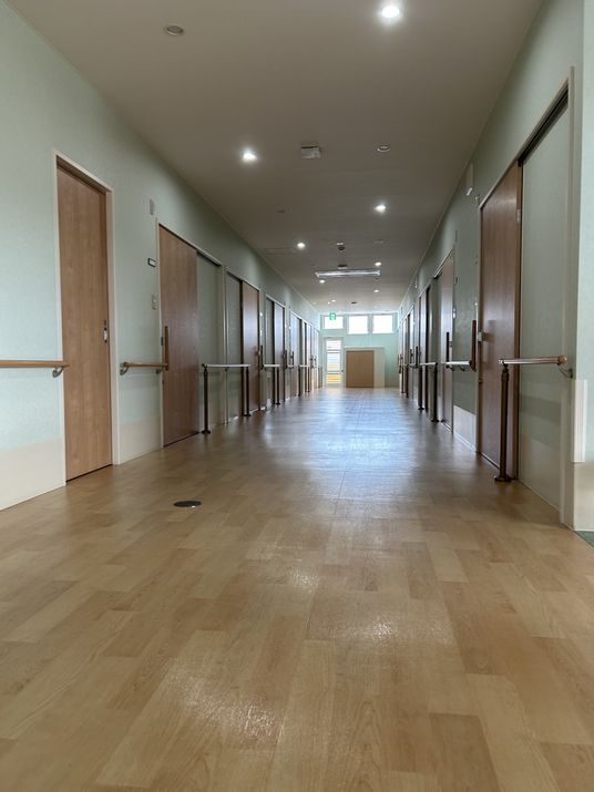 両側に扉がある廊下