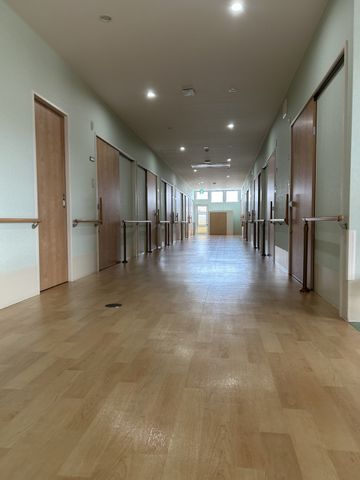 両側に扉がある廊下 廊下 幅広の廊下は両側に安全な手すりが設置されており、移動が安心です。