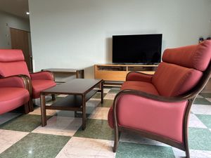 笑顔で介助するスタッフ