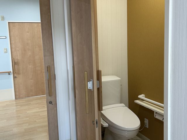 安全なトイレスペース トイレ 落ち着いた色合いのトイレは、手すりが設置されており、安心して利用できます。