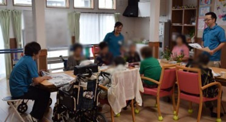 アクティビティに励むスタッフと入居者