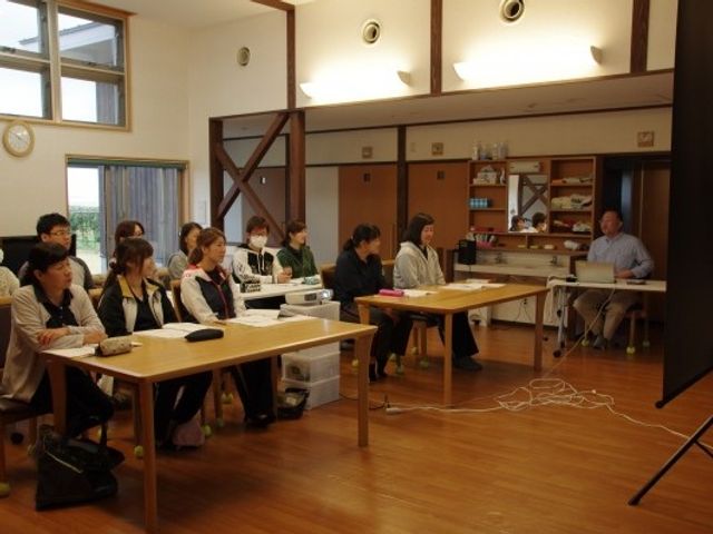 会議室に集まる人々の様子 多目的室   明るい多目的室に、机を囲んで複数の方が集まっています。打ち合わせや研修にも使いやすそうな空間です。