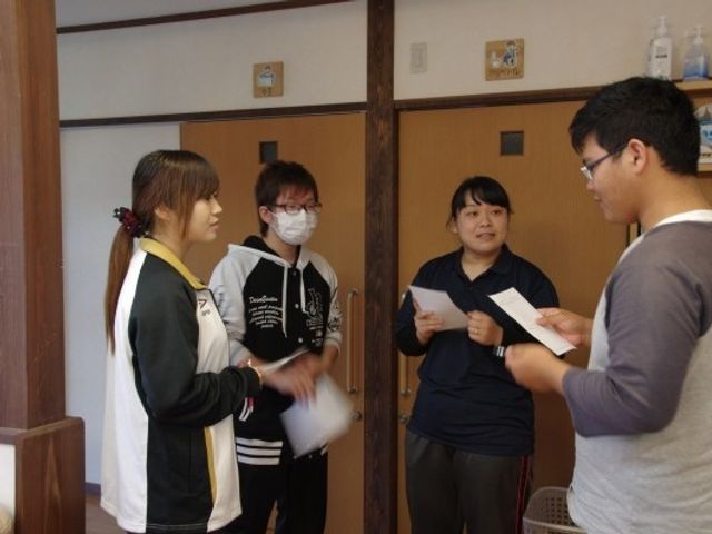 スタッフ打ち合わせの廊下 廊下   広めの廊下で、スタッフの方々が書類を手に打ち合わせをしています。落ち着いた動線が見え、連携しやすそうな雰囲気です。