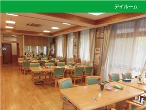 明るい食堂の様子  