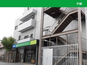外観の建物入口  