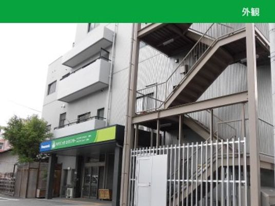 外観の建物入口  