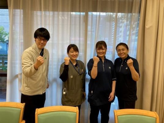 スタッフ4人の集合  