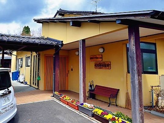黄色い外壁の建物エントランス