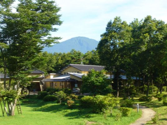 緑に囲まれた建物外観