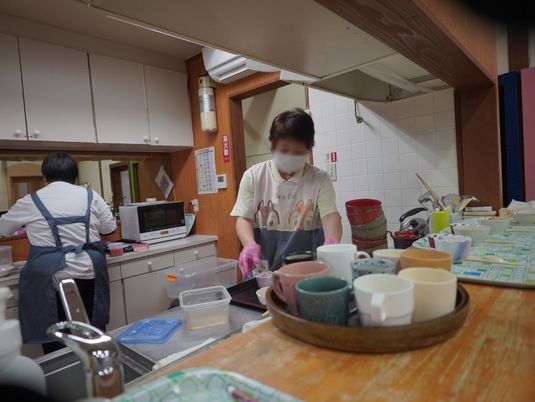 働く人のキッチン風景