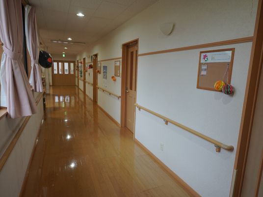 木目調の明るい廊下