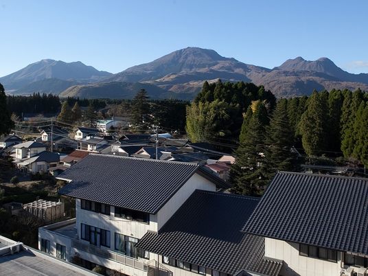 山々が見える景色の中庭