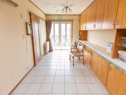 明るい廊下と木製キャビネット