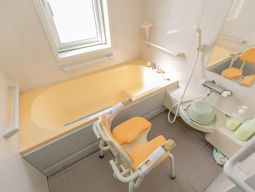 明るいバリアフリー浴室