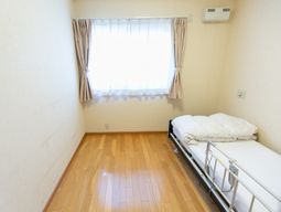 洋室の明るい居室