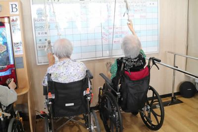 居室で過ごす人々