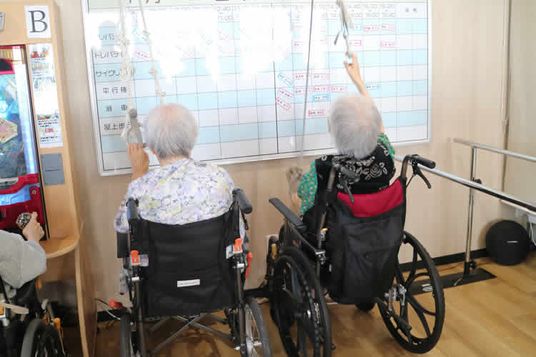 居室で過ごす人々