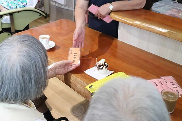 楽しい時間を過ごす居室