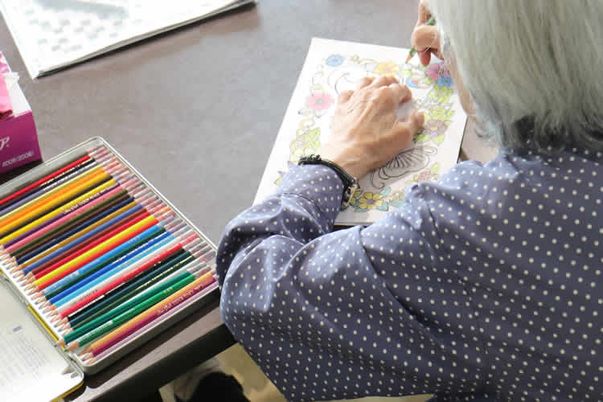 色鉛筆で絵を描く様子
