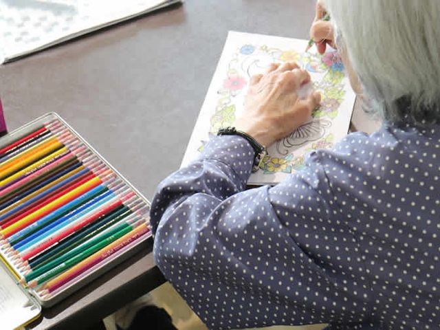 色鉛筆で絵を描く様子 多目的室 色とりどりの色鉛筆で絵を描く方がいらっしゃいます。心を込めた作品作りに夢中になっており、充実した時を過ごされています。