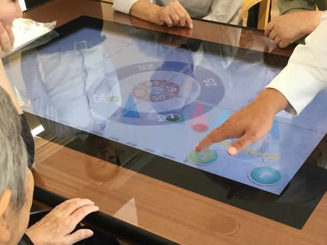 多目的室での遊び 多目的室 利用者が集い、タブレットで楽しそうにゲームを楽しむ様子。コミュニケーションも豊かになります。