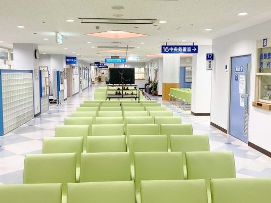 明るい待合廊下  