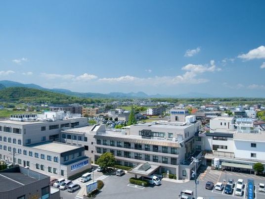 施設外観と周辺の街並み  