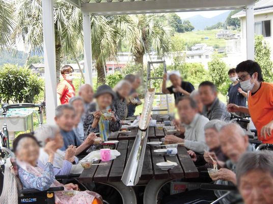 落ち着いた屋外交流スペース