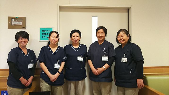 笑顔のスタッフが並ぶ様子