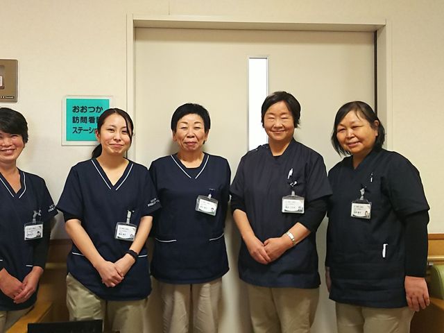 笑顔のスタッフが並ぶ様子 スタッフイメージ 笑顔で整うスタッフは、温かいサービスを提供するための大切な存在です。アットホームな雰囲気を感じさせます。