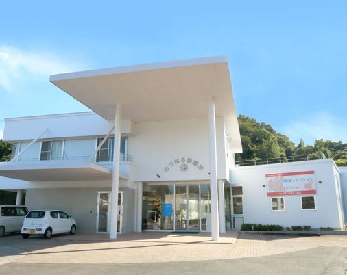 明るい施設の外観