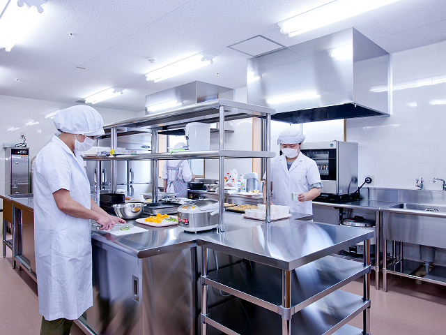 調理中の様子キッチン キッチン 広々としたキッチンでは、スタッフが丁寧に調理を行っていますので、働く環境も快適です。