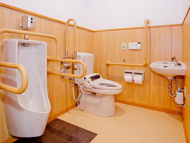 バリアフリーのトイレ トイレ 手すりが設置された安全設計のトイレです。安心して利用できる空間が確保されています。