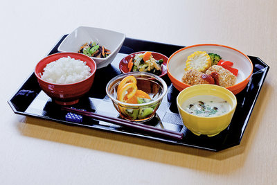 彩り豊かな食事の盆