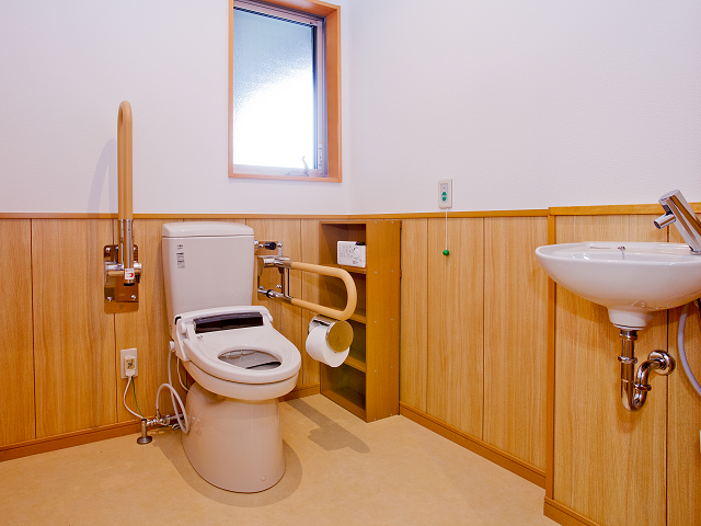 車椅子利用に適した空間 トイレ 窓から自然光が差し込む清潔なトイレです。手すりが設置されており、安心してご利用いただけます。