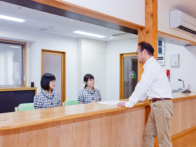 対話するスタッフと利用者 フロント 開放的なフロントスペースでは、利用者とスタッフが気軽に対話できます。