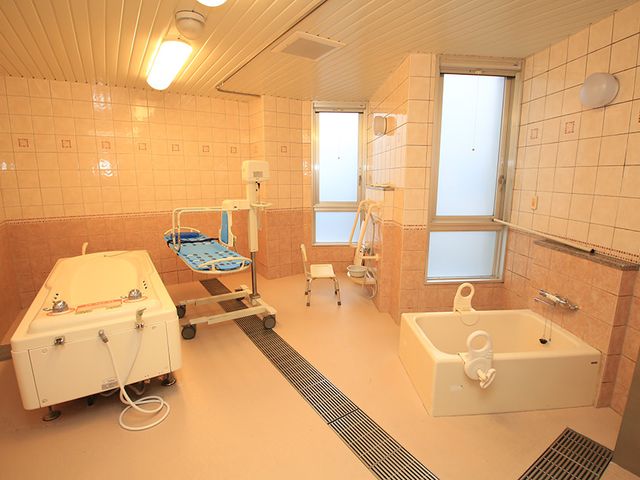 明るい空間の浴室 浴室 自然光が差し込む明るい浴室です。清潔で広々としており、快適に利用できます。