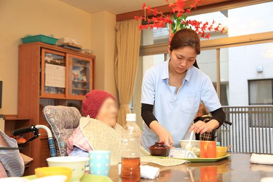 食事を支える様子の食堂