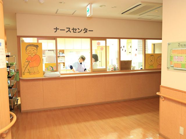 温かい雰囲気のナースセンター ナースセンター ナースセンターではスタッフが親切に対応しています。安心して就業できる環境です。