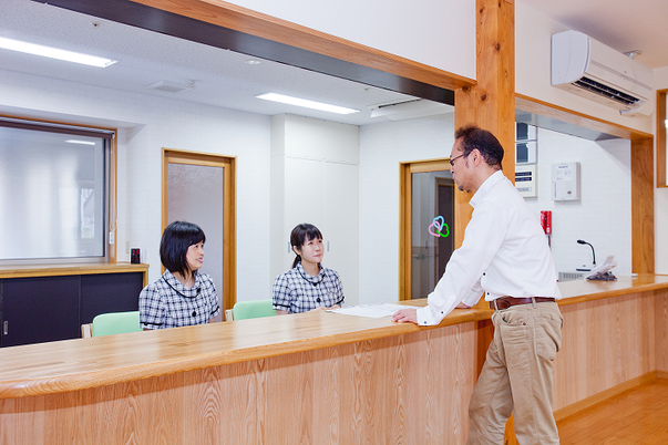 相談中のスタッフたちフロント