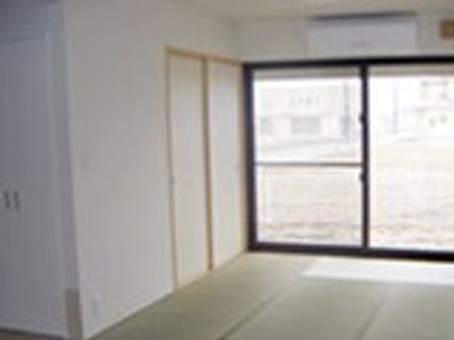 陽光差し込む和室 和室 広々とした和の空間に、心地よい自然光が差し込んでいます。リラックスした時間を過ごせそうです。