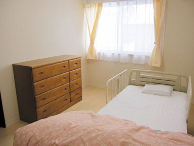 明るい部屋 居室 自然光が差し込む居室は、心地よい空間となっています。家具の配置もシンプルで、快適です。